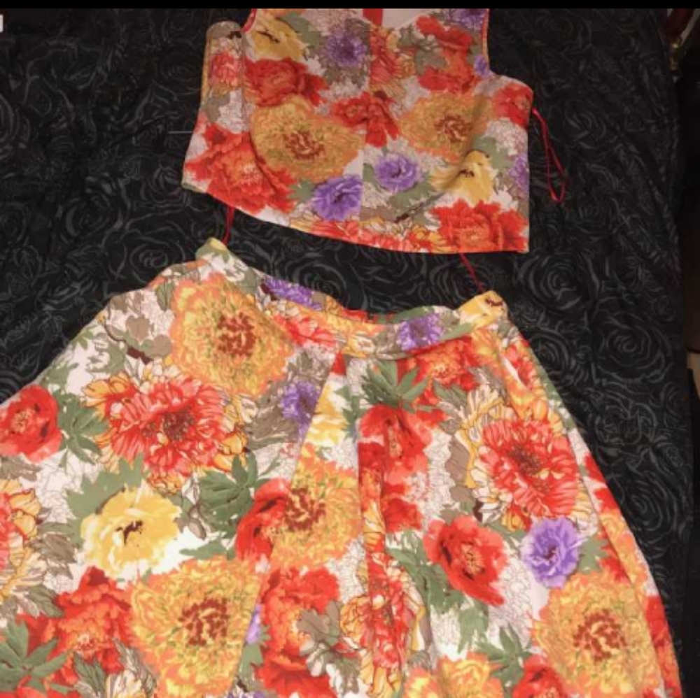 Floral sleeveless crop top and skirt set